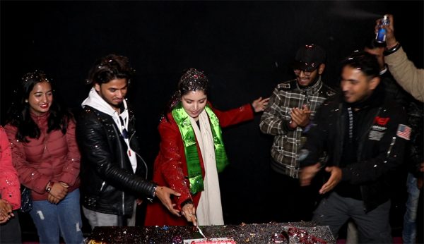 नेपालमा ‘पठान’को आक्रामक ओपनिङ, पूजाले काटिन् केक(भिडियो)