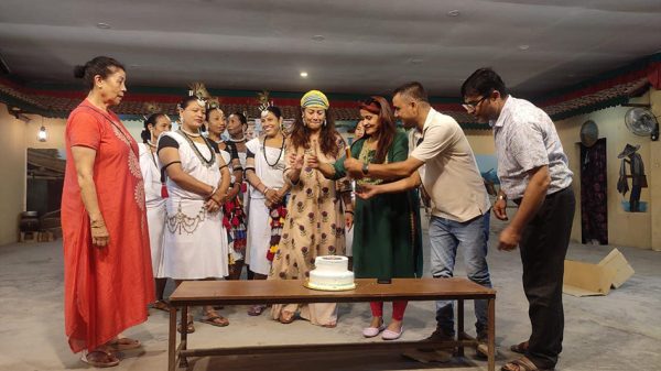 छोरा अनमोलको ‘फर्की फर्की’ हेरेपछि खुशीले केक काट्दै सुस्मिता