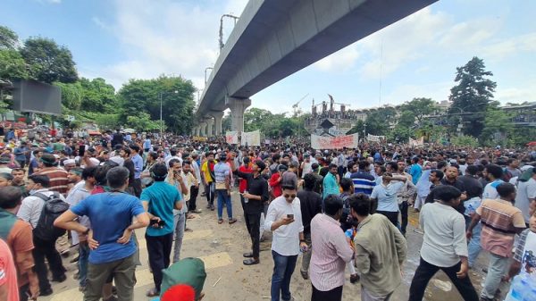 बंगलादेशमा हिँसा: हसिनाको पार्टीका नेता, प्रहरी र कलाकारको हत्या