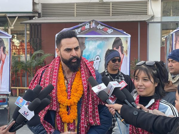 हलमा लाग्यो ‘देववाणी’, बलिउड अभिनेता ह्यारीले दर्शकसँगै फिल्म हेर्ने