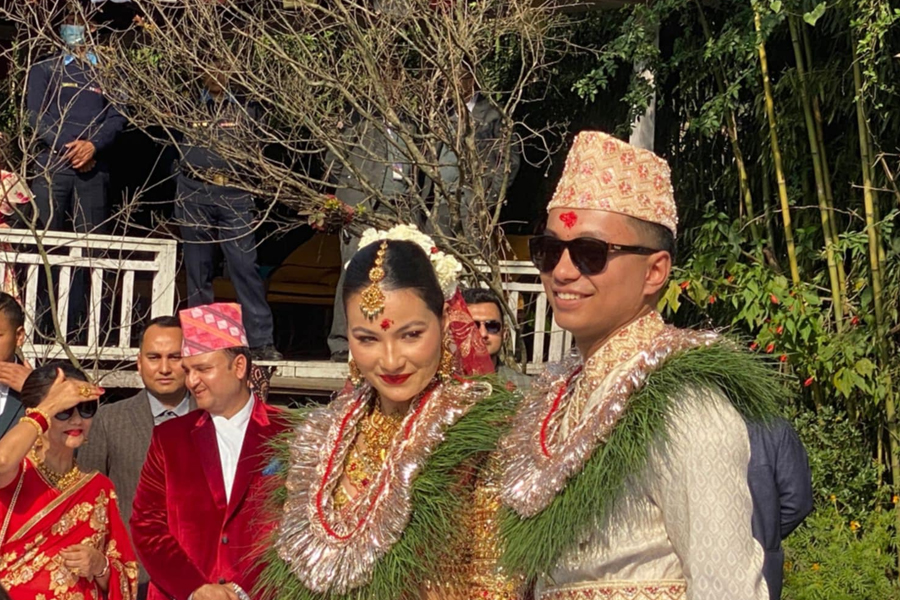 प्रेमी सायुज्य श्रेष्ठसँग स्मिताले कसिन् लगनगाँठो
