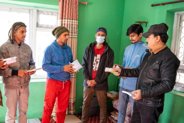 ‘लाज शरणम्’ टिमको क्यान्सर पीडितलाई ५० हजार सहयोग