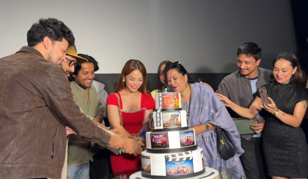 दर्शकसँग केक काट्दै ‘ऊनको स्वीटर’