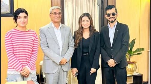 गायिका एलिना र समिक्षाले भेटे गृहमन्त्री