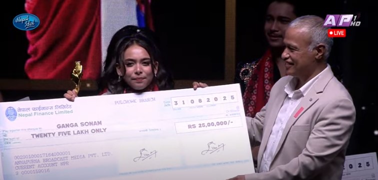 ‘नेपाल आइडल’ छैटौं सिजनको विजेता बनिन् गंगा सोनाम
